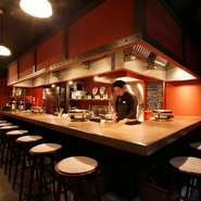 カウンター席からはキッチンが見えるので料理人との会話も弾みます。時にはおすすめのお肉や珍しい部位など、新しい味と出会えるような提案も。焼肉の美味しさや楽しみ方などを伝えられるように心配りしています。