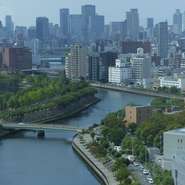 一面に開かれた大きな窓超しに、大阪城、そして水の都、八百八橋といわれる大阪の街並が一望に収められます。時間ごと、桜や紅葉など季節ごとに移ろう大阪の美観を独占できる、まさしく特等席です。