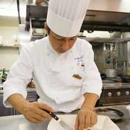 フレンドリーな接客にホテルで食事をする緊張感がほぐれます。またホールと厨房が常に連携し、年配のお客様にはポーションを小さくしたり、記念日にデザートにメッセージを入れるなど細やかな気配りが溢れます。