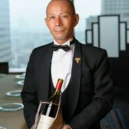 フランスワインを中心にイタリアワインなど、常時約300種類。日本屈指のソムリエ2名が揃っているのも【SAKURA】の強みです。飲みたいワイン、そのときおすすめのワインとの出合いを楽しみに。