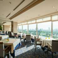 窓から見える壮大な景色、そしてロイヤルブルーを基調にした優雅な空間を生かしたウェデイングプランを、【SAKURA】がプロデュース。4～70名様で利用できます。