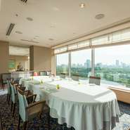 入口近くに6名～10名さま用の個室、ダイニングの奥には8名～18名さま用の個室、計2室がございます。どちらの個室も、窓から大阪城天守閣と周囲に広がる大阪城公園を見晴らすことができます。