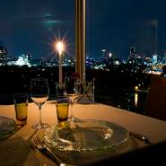 大都会ならではのきらめくような夜景も大きな魅力。大阪城もライトアップされます。