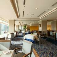 フロアー全体はバリアフリー。ル・シャトウ、ラ・セーヌと名付けられた優雅な個室は6名から予約可です。