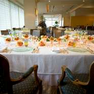 大阪城をはじめ、緑豊かな絶景と共にご堪能いただける、伝統のフランス料理をベースにアレンジを加えた、フルコースをご用意。お飲み物は全日本最優秀ソムリエコンクール準優勝に輝いたソムリエが厳撰したワインがご堪能いただけます。ご宿泊や、託児サービスなど、ホテル全体でサポートいたします。専任のブライダルプランナーが、 おふたりが想い描く「ロイヤル・マリアージュ」を実現させるため華麗にプロデュースいたします。