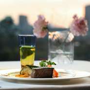 フランス料理料理長 永井 義昌が創る色鮮やかな料理と「ホテルニューオータニ大阪」が誇るレストランスタッフが極上のサービスでおもてなし致します。おふたりの幸せな空間を一層美しく、笑顔で寛いでいただく空間創りを心がけております。