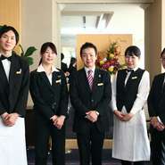 グランメゾンならではの絶景のロケーションと、優雅で贅沢な空間を醸し出すフランス料理「SAKURA」。 おふたるが想い描く「ロイヤル・マリアージュ」を実現させるため華麗にプロデュースいたします。