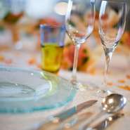 自然が豊かな四季折々の雰囲気をお楽しみいただける店内。桜や紅葉など四季の移ろいを見せる大阪城公園や、ライトアップされた大阪城天守閣。幻想的な空間で、心に響く華やかなひとときを。