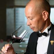 2名のソムリエと厨房が連携。お客様の選ばれたワインに合わせて料理の味付けを変えたり、また料理の味をソムリエが確かめた上でワインを選ばせて頂くなど、お客様にとっての最高のマリアージュをご提供いたします。