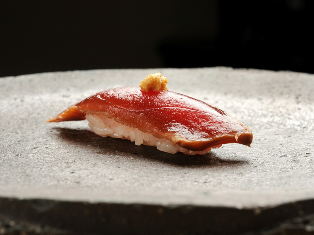 『まぐろのづけ』は赤身を一昼夜漬け込み、和からしを添えて