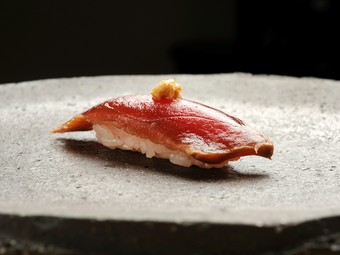 『まぐろのづけ』は赤身を一昼夜漬け込み、和からしを添えて