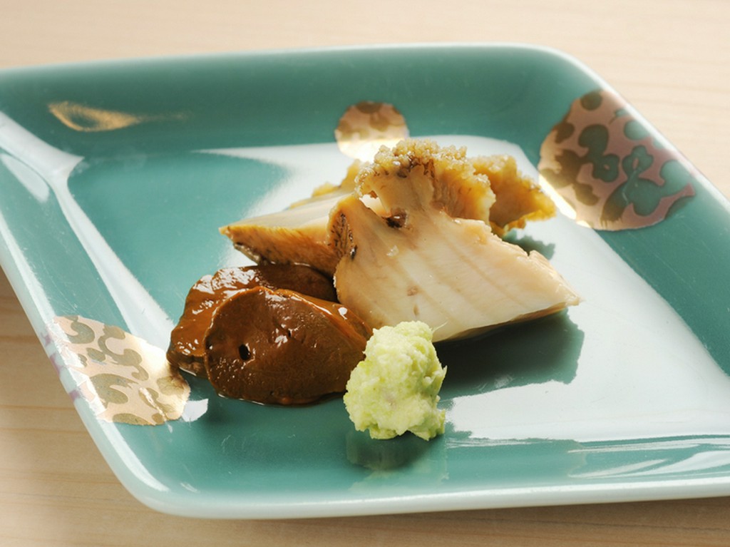 驚きの柔らかさと豊かな磯の香りに感激。肝も絶品の『煮あわび』