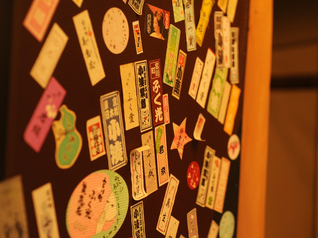 店内にもさりげなく祇園の華やぎ