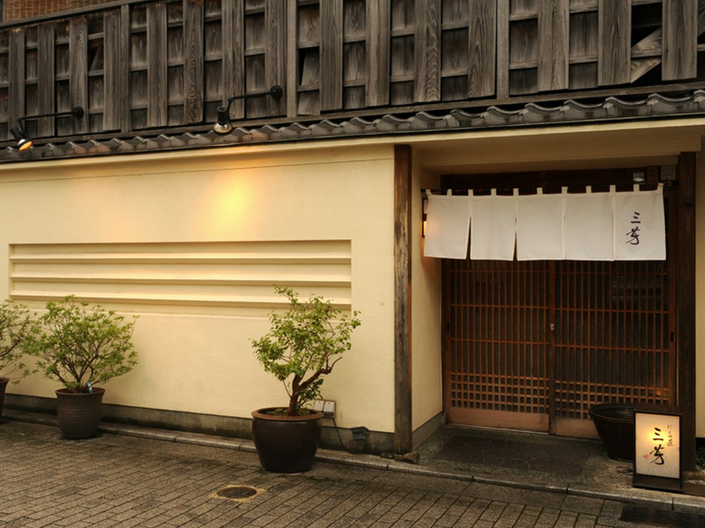 祇園のしっとりとした雰囲気になじむ佇まい