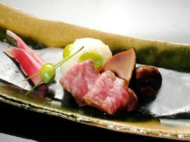 コース前半に提供される『松茸のしぐれ煮と銀杏の飯蒸し』