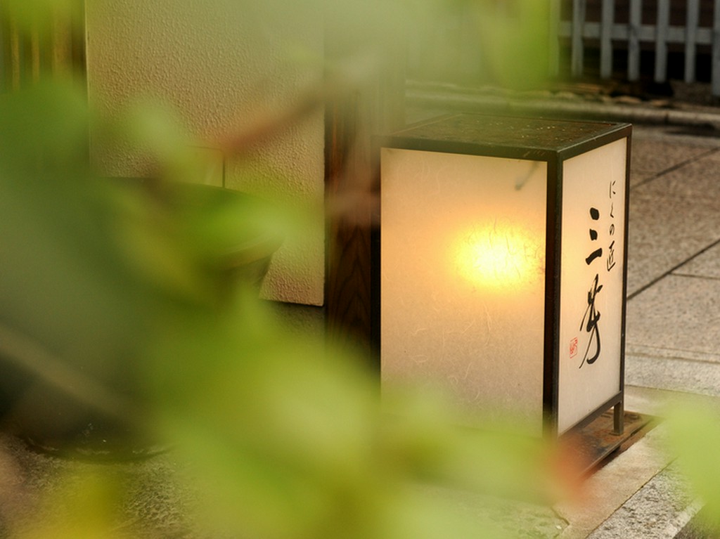 隠れ家的な雰囲気が漂う店構え