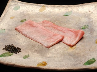 手間ひまをかけた『牛タンの昆布じめ』