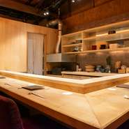 季節の味を堪能できるコースと、職人の人柄が滲み出る和みの空間。楽しく、おいしい時間を過ごせます。ゲストの心をほぐす柔らかなもてなしも、魅力の一つ。大切な会食の席にふさわしい一軒です。
