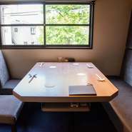 プライベートなシーンに重宝される、2～4名用の個室を完備。落ち着いた佇まいの中にも洗練された雰囲気が漂います。カウンターと個室、それぞれ異なる趣で出迎えてくれるのも、このお店の人気のポイントです。