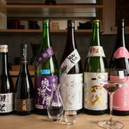 四季を感じる1本を意識し、月ごとに新しい味を厳選。数種類のフレッシュな地酒が、常時揃います。飲み比べすることで好みの味を見つけてほしいと、ワイングラスで提供するなど、工夫しているのもうれしいところ。