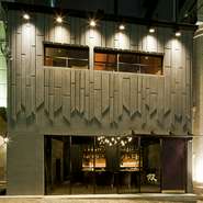 1階にはバーが併設されていて、食前・食後の時間を思い思いに過ごせます。バーを抜けて階段を上ると、そこは白木の香りが漂う和の空間。「2つでひと組になるもの」の意を持つ【双】ならではの演出が楽しめます。