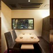 接待,デート,記念日…大切な人を連れて行きたい。そんな時には4名個室を。2名様でもごゆっくりご利用頂けます。神戸北野の景色を望むラグジュアリー空間です。