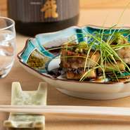あん肝を自家製のタレで、素材の味そのままに仕上げています。明石産の焼き穴子と合わせて、本ワサビをのせて提供。日本酒との相性を考えて生み出したという一皿です。