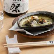 淡路産の活け鮑を蒸して柔らかく煮込み、クリーミーな和風ソースと合わせた、贅沢な味わいです。ワインと相性抜群。【双】を代表する一品です。