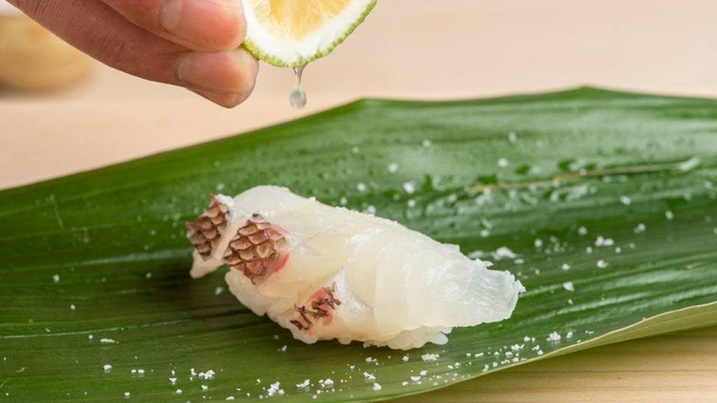 まろやかな赤シャリで握る『明石の鯛　塩カボス』