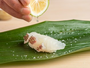 まろやかな赤シャリで握る、“明石前”の寿司