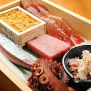 明石、淡路の魚介類を中心に、その時季に一番おいしいものだけを厳選。毎日市場に足を運ぶほか、漁師から直送で仕入れることも。ひと手間かけた丁寧な仕事で、旬のネタを極上の一貫へと昇華させています。