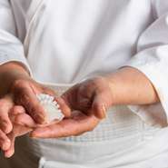 本格的な寿司カウンター構えていながらも、気負わず過ごせるような空間づくりを大切にされています。モットーは「常にゲストファーストで」。細やかな心遣いで、贅沢な非日常時間を演出しています。