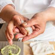 カウンターの中に立ち、笑顔を絶やさずゲストを出迎えている杉崎さん。気後れせずにゆったりと過ごせるような、雰囲気づくりを心がけているそうです。カウンター寿司デビューにもオススメ。