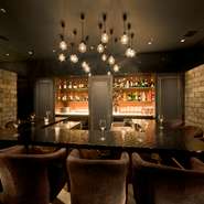 1階はバー、2階は和モダンの内装の寿司店。それぞれ全く異なる顔で出迎えてくれます。バーは食前のウェイティングスペースとしても利用可能。午前2時まで営業しているので、食事の余韻を楽しむのにもオススメです。