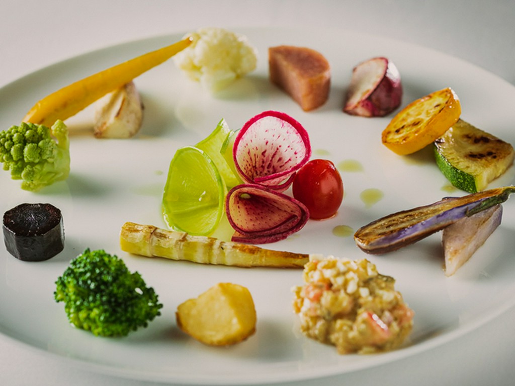 厳選した野菜がズラリ。見た目にも美しい料理で魅了する
