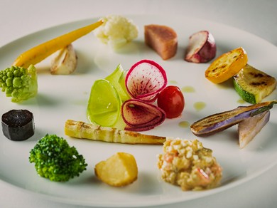 厳選した野菜がズラリ。見た目にも美しい料理で魅了する