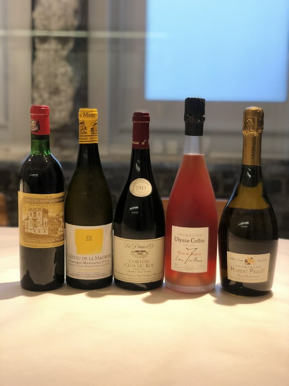 ソムリエとの会話を楽しみながら、お気に入りの一本を