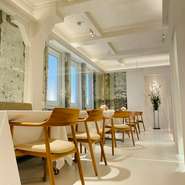 大正12年に建てられたビルの趣を生かした店内は、白を基調とした上品かつ清潔感のある空間。賓客をもてなすには最適な空間です。