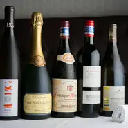 食事に合うようなワインはもちろんのこと、大阪の酒蔵よりこだわりの日本酒も揃えています。銘柄などは分からなくても、味や好みをスタッフまで訪ねてみてください。きっと、料理にあった一本を教えてもらえます。
