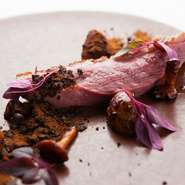 鴨と秋の食材を合わせた『シャラン鴨とキノコと栗』