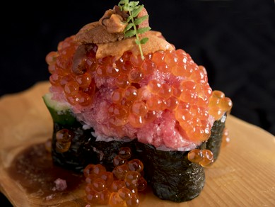 ウニとイクラとマグロを贅沢に満喫する『贅沢盛り』
