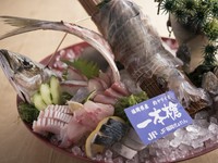 「イカ」や「サバ」など漁師直送の魚は、毎日市場に出向いて選んだものを提供しています。丸秀名物、鮮度抜群の『3種盛り』をご堪能あれ。