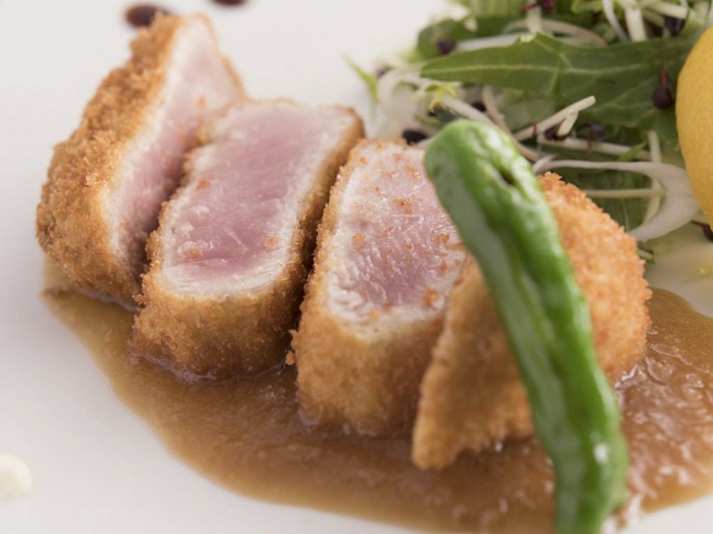 外はさっくり、中はしっとりの絶妙な味わい『マグロのレアカツ』