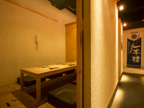 少人数から団体まで楽しめる、落ち着いた店内