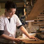 手の空いている時はお客さまにお料理をお出しし、こだわりの説明や感想を頂く等、積極的にコミュニケーションを図っています。料理へのフィードバックを頂くことで、さらに良いものをお出しできればと考えています。