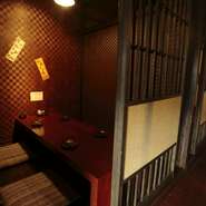 周囲に気を配ることなく、ゆったりとくつろげる個室。女子会など、ちょっとした集まりに気軽に使えるのが魅力的です。飲み放題付きのコースを囲みながら、グラス片手に乾杯！

