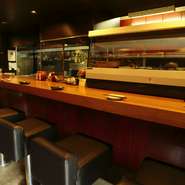 店内にはカウンター席があるので、ひとりでも肩肘張らずにくつろげます。美味しい料理をほおばりながら、グラスを傾けたり、カウンター越しにスタッフとの会話を楽しんだりと思い思いに過ごしてはいかが。