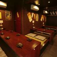 温もり溢れる、和風のモダンな空間。まるで知人の家を訪れたような懐かしさと落ち着きを感じさせます。ひとりで、または友人同士やカップルのデートなど、幅広いシーンにオススメ。


