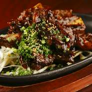 自家製の醤油タレに漬け込み、焼き上げた逸品。お酒のおつまみとしても相性が抜群です。