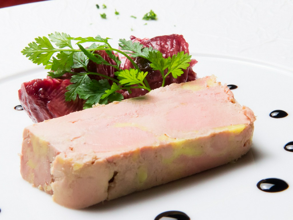 なめらかな舌触りの『フランス産鴨のフォアグラの冷製テリーヌ』